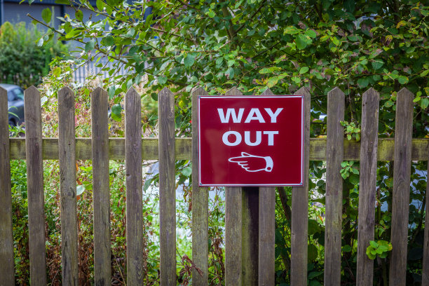 栅栏上有出口标志图片下载