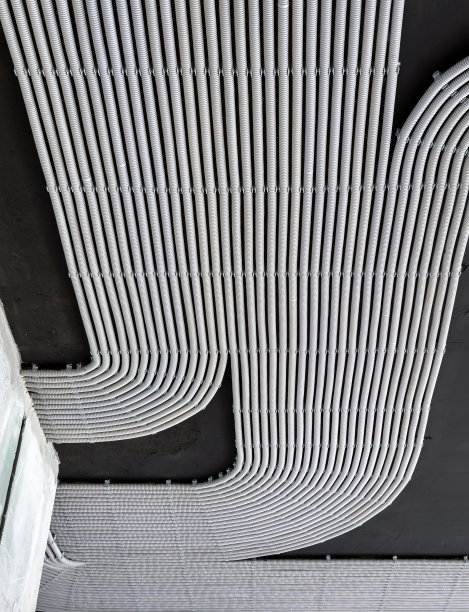 房屋混凝土天花板上的电缆和管道图片下载