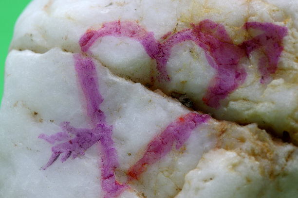 彩色的心形画在石头上图片下载