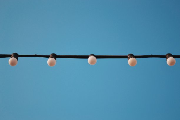 柔和的蓝天映衬下的灯泡图片下载