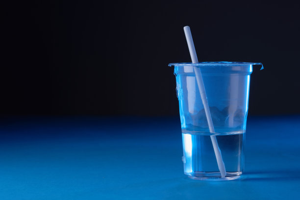 矿泉水装在塑料杯容器里图片下载