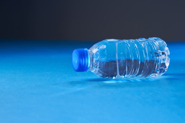 矿泉水装在塑料瓶容器里图片下载