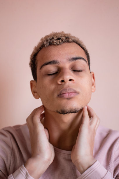 年轻的非裔美国人喉咙痛图片下载