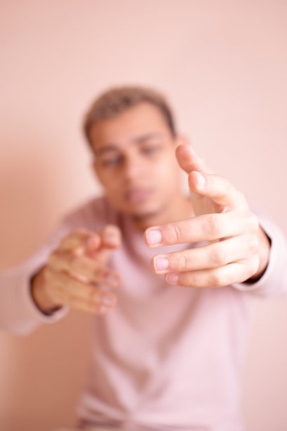 模糊的年轻非裔美国人的肖像图片下载