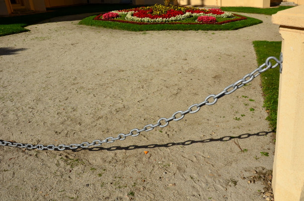 在城堡和酒店的主要庭院里，习惯上用铁链而不是栅栏。它是住宅主人地位的象征性权力表达。历史图片下载