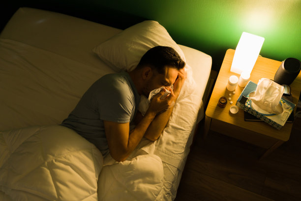 躺在床上流鼻涕的病人图片下载