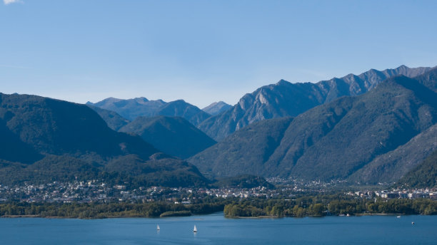 马焦雷湖与周围山脉的景色图片下载