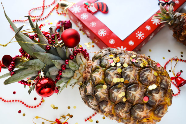 原贺卡圣诞快乐，新年快乐。圣诞装饰菠萝图片下载