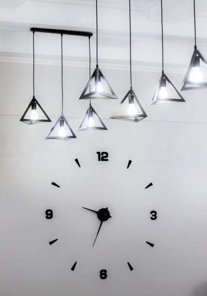 带有黑色数字和一个灯泡的挂钟的极简设计图片下载