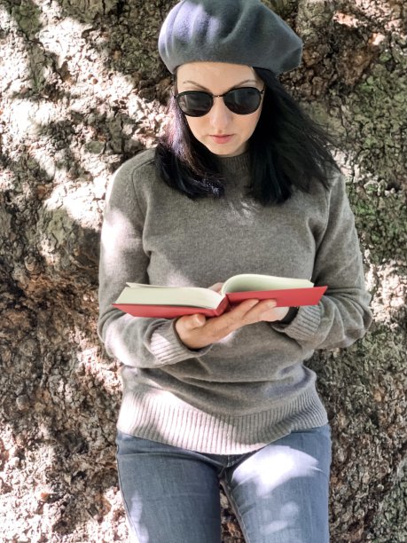 法国女人戴着贝雷帽，在看书图片下载