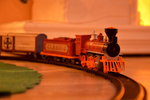 圣诞玩具蒸汽火车在地板上装饰圣诞树下图片下载