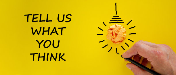 支持的象征。商人写着“告诉我们你的想法”，孤立在美丽的黄色背景上。灯泡图标。业务和支持概念。副本的空间。图片下载