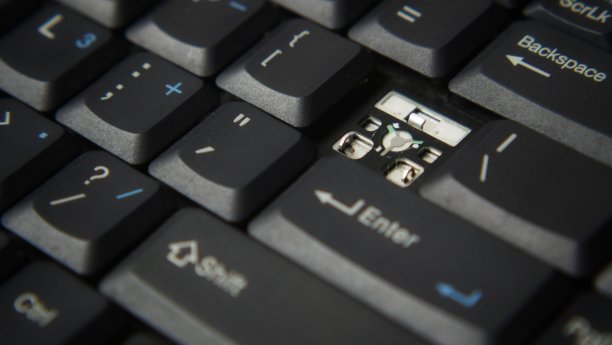 损坏的笔记本电脑键盘，符号键不见了图片下载