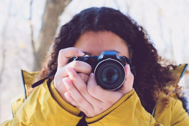 拍照的女孩图片下载