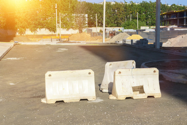 施工现场围篱，施工安全理念。在阳光明媚的日子里，道路上的防护围栏，道路施工照片图片下载