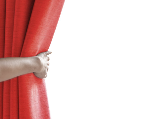 女人手拉红色天鹅绒窗帘与地方的文字。在带有剪切路径的白色背景上隔离。空空间和复制空间图片下载