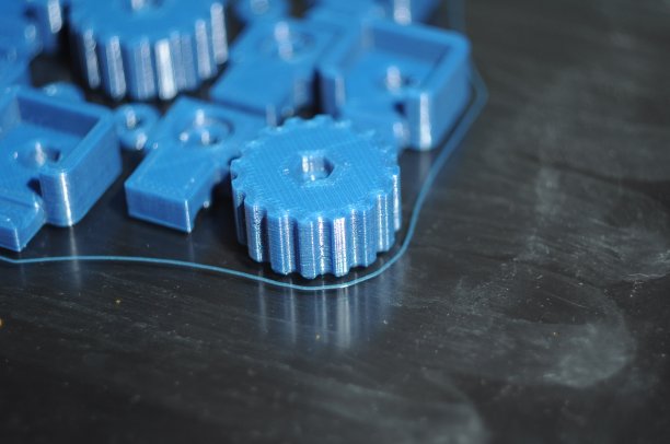 3D打印机玻璃桌上蓝色塑料的细节图片下载