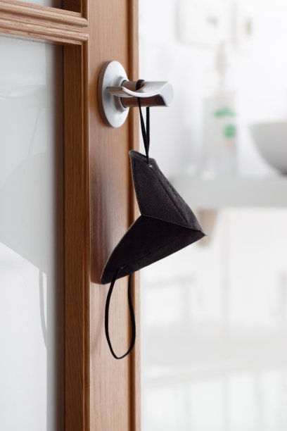 黑色口罩挂在门把手上图片下载