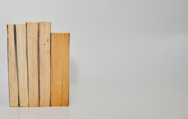 在白色背景上水平排列的一叠书图片下载