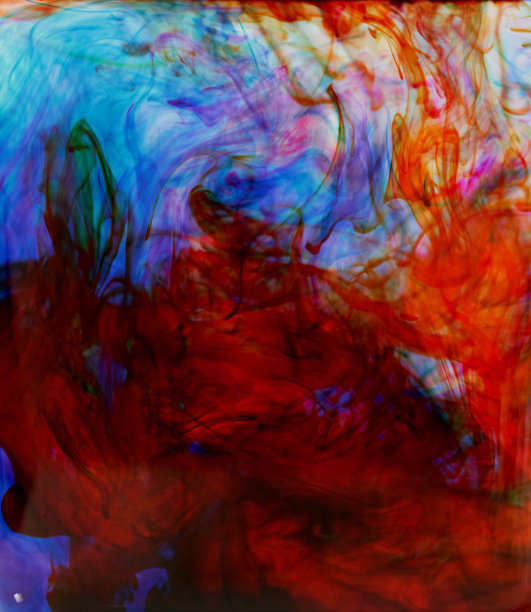 运动墨水颜色滴在水中使墨水云在水中隔离图片下载