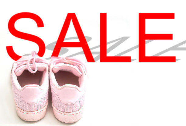 粉红色运动鞋鞋与鞋带背面视图在地板上软焦点与复制空间与销售字图片下载