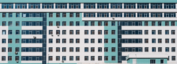 住宅楼的窗户。陈旧的城市面板房屋立面图片下载