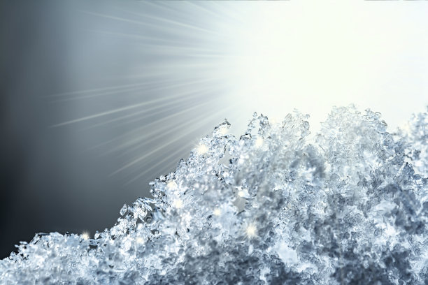 天然雪纹，阳光灿烂，阳光耀眼。窗户上的雪在柔和的颜色纹理的特写。创意冬季节日背景。图片下载