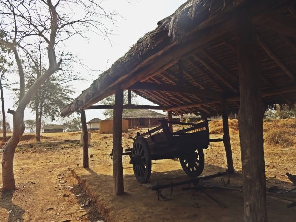 印第安村庄的木制马车图片下载