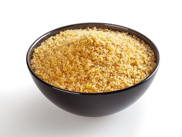 干燥的bulghur在黑色碗孤立在白色背景与剪切路径图片下载