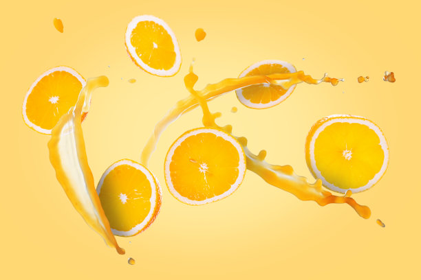 黄色背景上有橙片和果汁。新鲜多汁的橙子，悬浮。图片下载