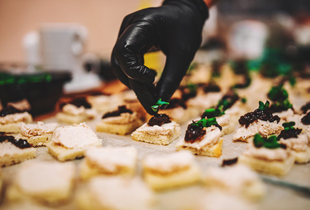 厨师长正在准备配餐图片下载