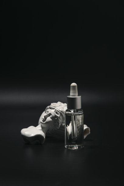 玻璃瓶装的美容精华液图片下载