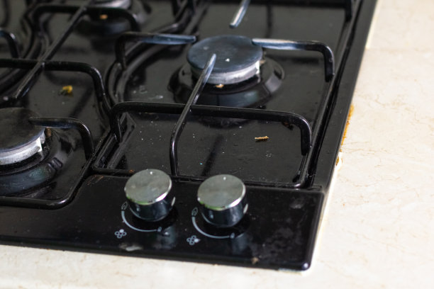 煤气炉在做饭时被弄脏了，炉子上有油。屋子里乱七八糟图片下载