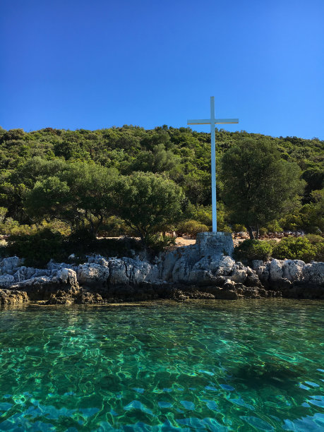 穿过克罗地亚巴迪亚岛的海岸线图片下载