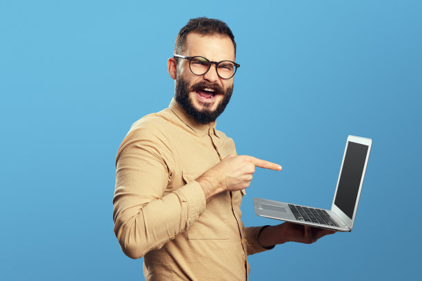 戴眼镜的男孩指着新笔记本电脑兴奋地尖叫图片下载