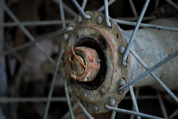 废弃马车上的车轴图片下载