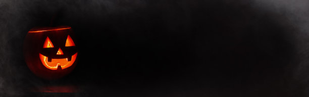 发光的万圣节南瓜在黑色的背景..不给糖就捣蛋。Smoke.Banner。文本复制空间图片下载