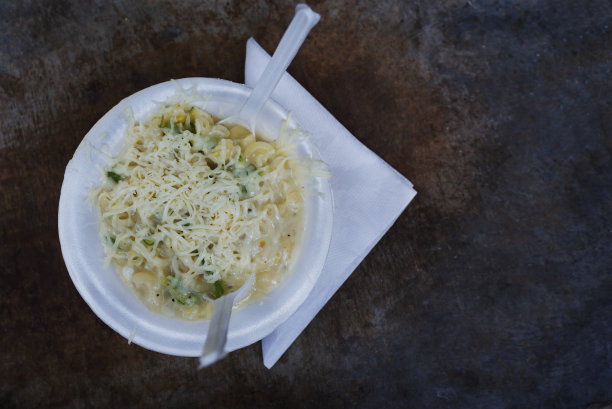 白酱奶酪意面在一个白色的热镀锌板上木制背景顶部视图与复制空间库存照片图片下载
