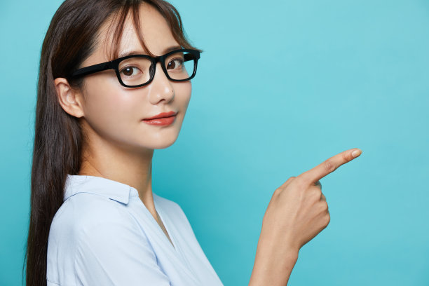 商业肖像年轻的亚洲女人在蓝色的背景图片下载