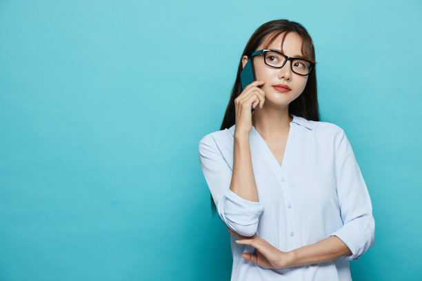 商业肖像年轻的亚洲女人在蓝色的背景图片下载