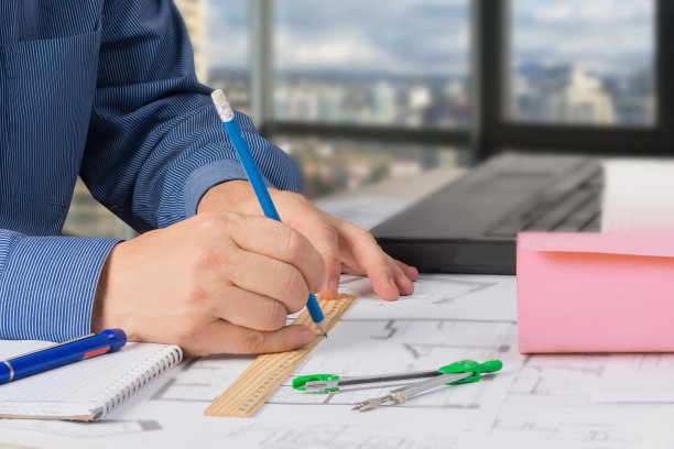 建筑师，工程师，设计师，自由工作的启动项目图纸，施工计划。建筑设计施工图、施工图、施工图制作。图片下载