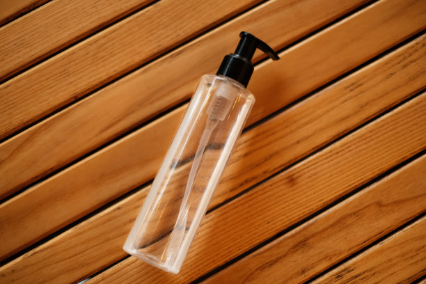 木桌上放着洗手液。防腐剂图片下载