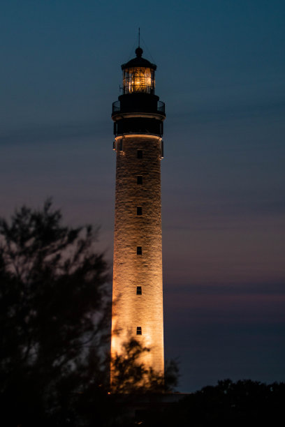 日落中的海洋灯塔图片下载