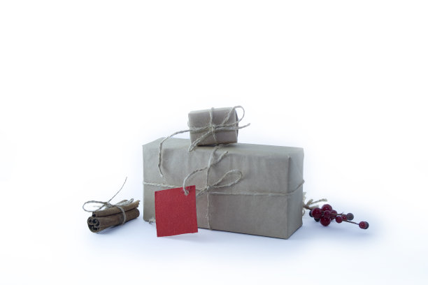 白色背景上的钱作为新年和圣诞节的礼物。一个孤立的形象图片下载