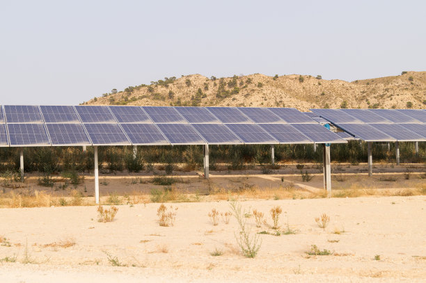 西班牙吉约纳光伏发电厂的太阳能电池板。在干旱和沙漠地区的硅组件光伏太阳能装置。生产清洁电力的技术。图片下载