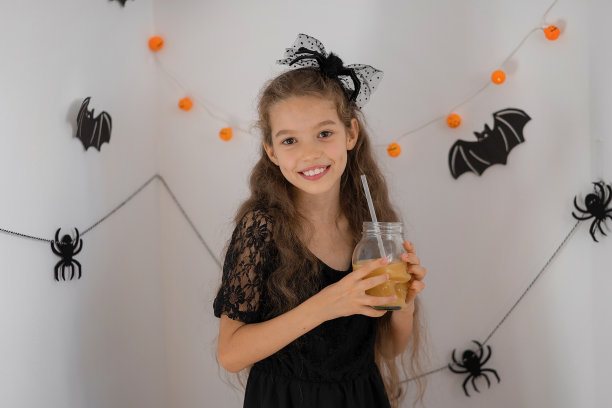小女孩打扮成女巫在万圣节用南瓜图片下载
