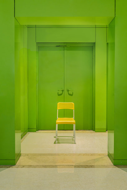 绿色的内饰与黄色的椅子形成对比。图片下载