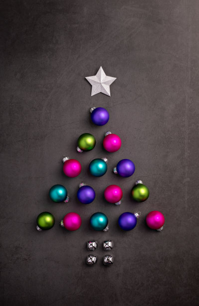时髦和彩色的霓虹灯圣诞树形状的圣诞装饰品。俯视图，平面布局与复制空间。图片下载