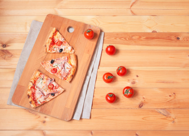切菜板上美味的海鲜披萨。新鲜西红柿附近。图片下载
