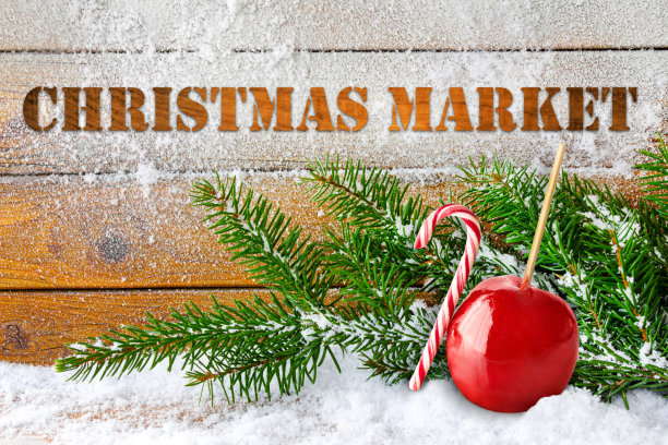 圣诞市场和红糖苹果和糖果拐杖在雪白的木制背景图片下载